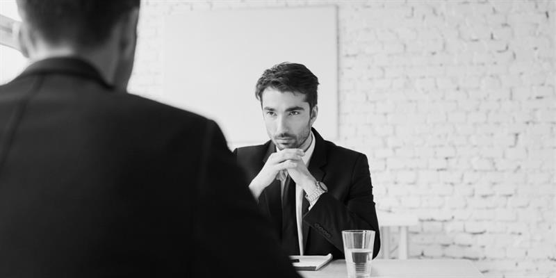 Krankgeschriebener Arbeitnehmer muss nicht zu Personalgespräch erscheinen